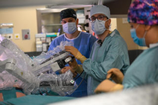 Polscy lekarze, będąc w Chinach zoperowali pacjentów w Warszawie. Przełom w telechirurgii