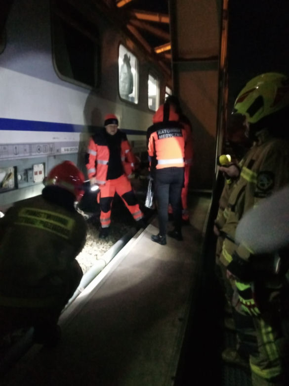 Trzymali się za ręce, weszli na most pod pędzące Intercity. Makabra pod Warszawą