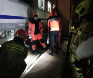 Trzymali się za ręce, weszli na most pod pędzące Intercity. Makabra pod Warszawą