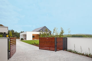 Ceny bram wjazdowych 2026. Oto cennik bram przesuwnych i skrzydłowych z montażem