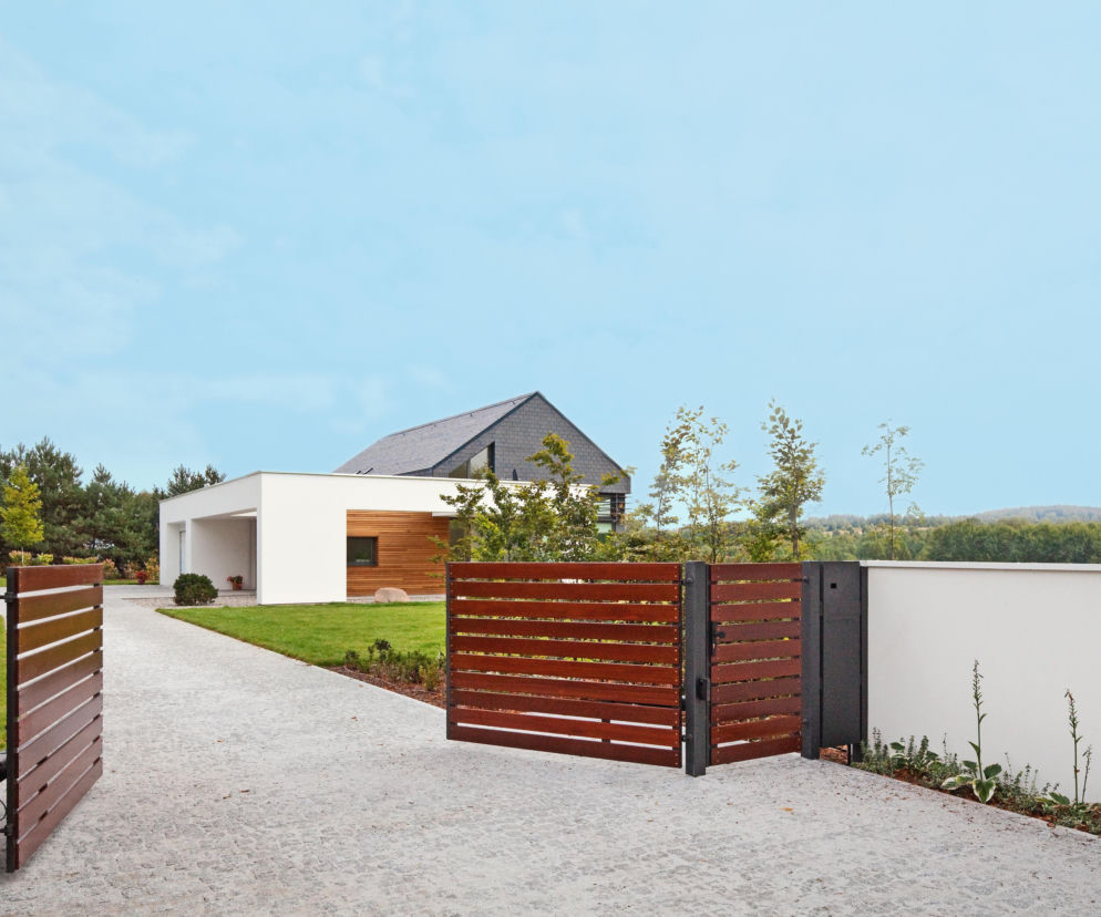 Ceny bram wjazdowych 2026. Oto cennik bram przesuwnych i skrzydłowych z montażem