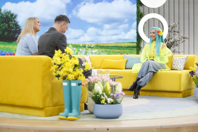 Cleo w niebieskich włosach