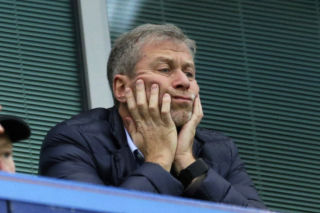 Abramowicz nie może sprzedać Chelsea! Rosyjski oligarcha objęty sankcjami. Klub w tarapatach
