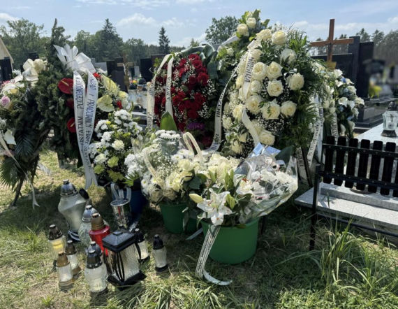 Tuż po 27-urodzinach na Łukasza spadł samolot. Przejmujący widok na grobie żołnierza. "Dumnie służyłeś Ojczyźnie"