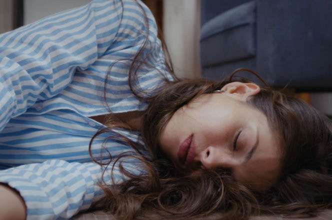 Dziedzictwo, odcinek 891: Nana i Nazli uciekają z rąk Trucizny, a Ayse traci przytomność po przyjęciu niewłaściwych leków