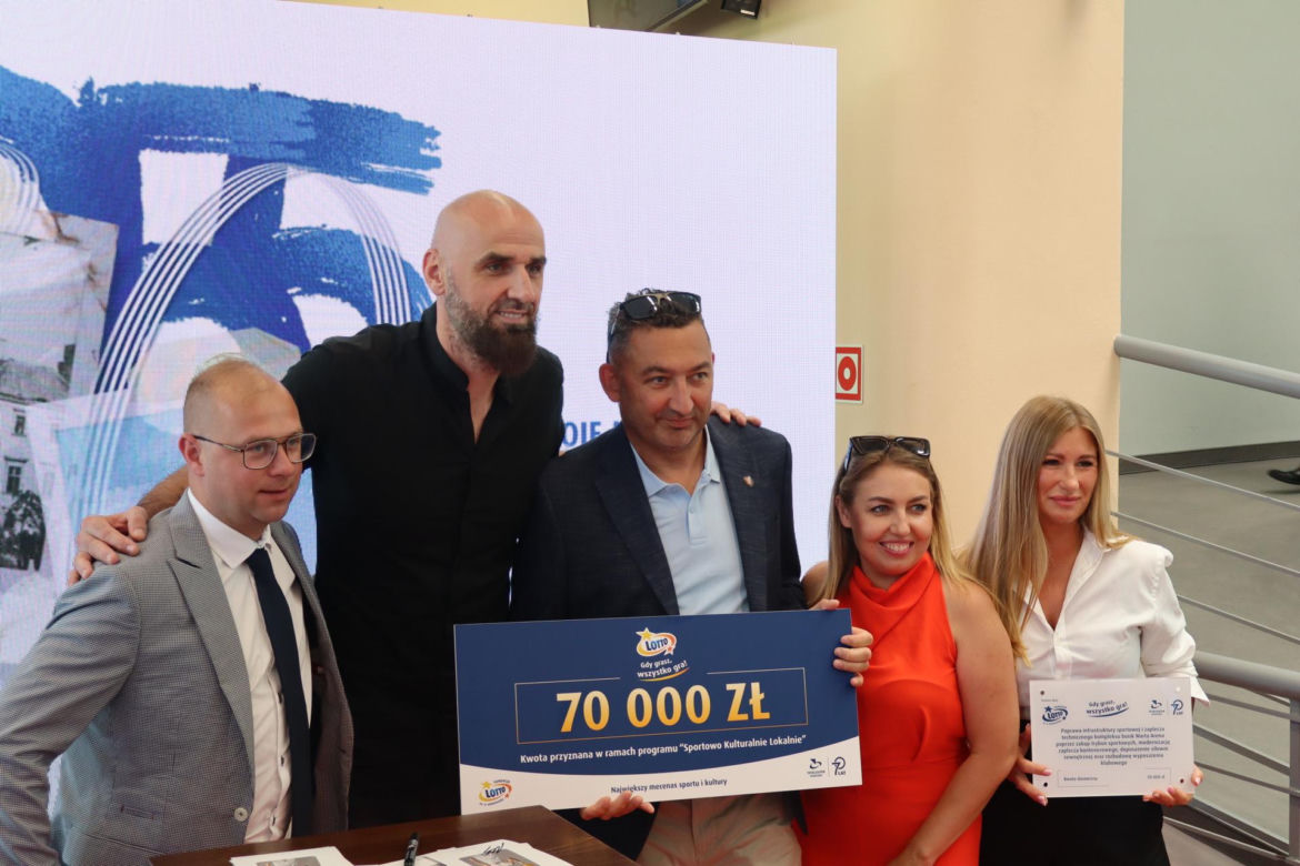 Ponad 7 mln zł dla lokalnych projektów. Na Służewcu wręczono czeki laureatom programu „Sportowo Kulturalnie Lokalnie”.