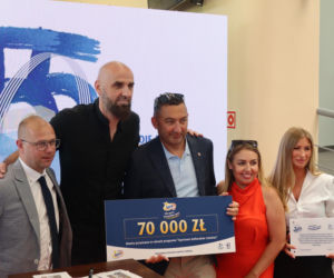 Ponad 7 mln zł dla lokalnych projektów. Na Służewcu wręczono czeki laureatom programu „Sportowo Kulturalnie Lokalnie”.
