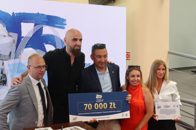Ponad 7 mln zł dla lokalnych projektów. Na Służewcu wręczono czeki laureatom programu „Sportowo Kulturalnie Lokalnie”.
