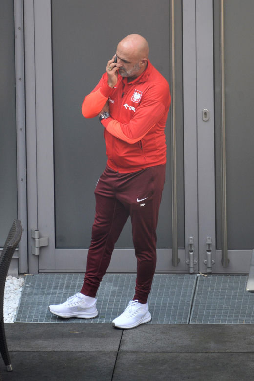 Michał Probierz przybity wpatruje się w telefon