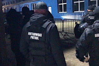 Żołnierze Krzysztofa Rutkowskiego zbudowali mur na Podkarpaciu. W tle rodzinne porachunki między dwoma biznesmenami [Zdjęcia]