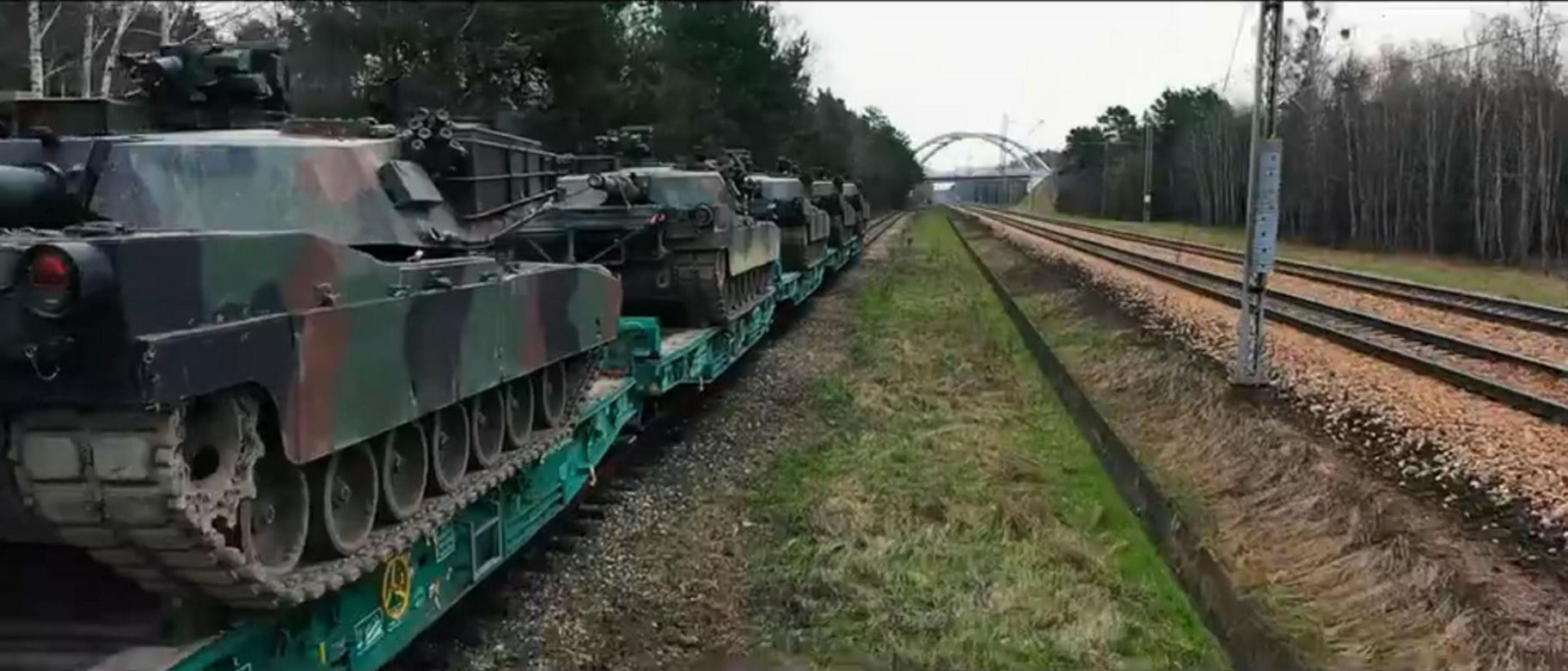 Stalowe kolosy wjechały do Warszawy. Nowe amerykańskie Abramsy są już w stolicy