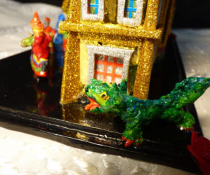Miniatury szopek krakowskich zamyka w butelce