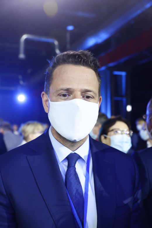 Prezydent Rafał Trzaskowski jedyny na sali w maseczce 