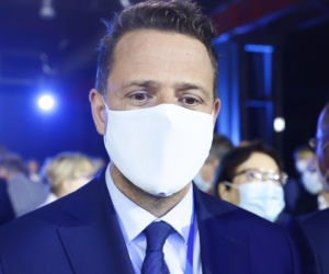 Prezydent Rafał Trzaskowski jedyny na sali w maseczce 
