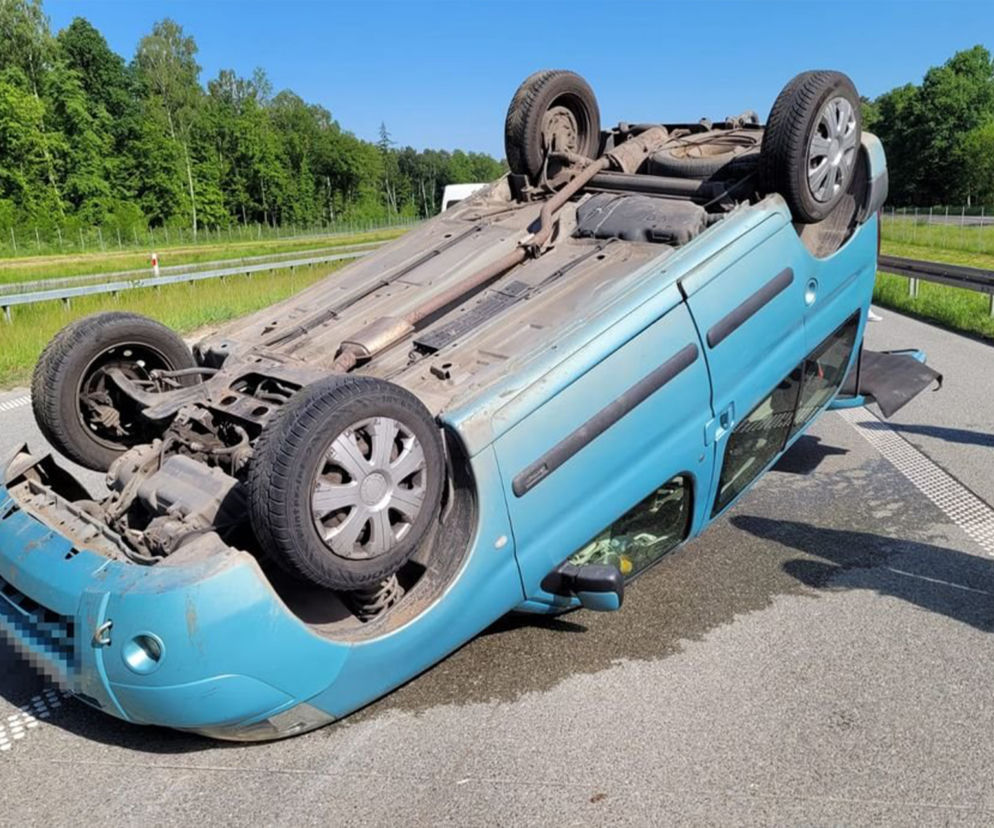 Kombivan dachował na ekspresówce (S-17)
