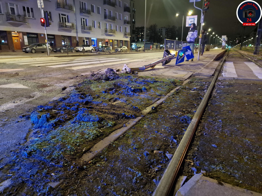 Nocna demolka przy placu Szembeka. Audi skosiło barierki i sygnalizator