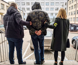 Białystok, Wasilków. Policjanci wywlekli włamywacza... spod łóżka