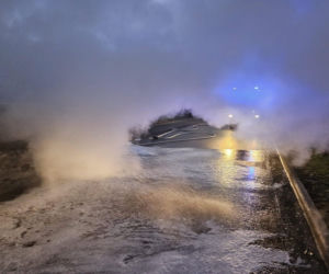 Pożar busa na drodze powiatowej w Żelichowie. Auto spłonęło doszczętnie