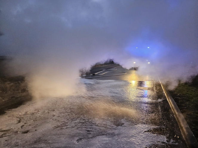 Pożar busa na drodze powiatowej w Żelichowie. Auto spłonęło doszczętnie
