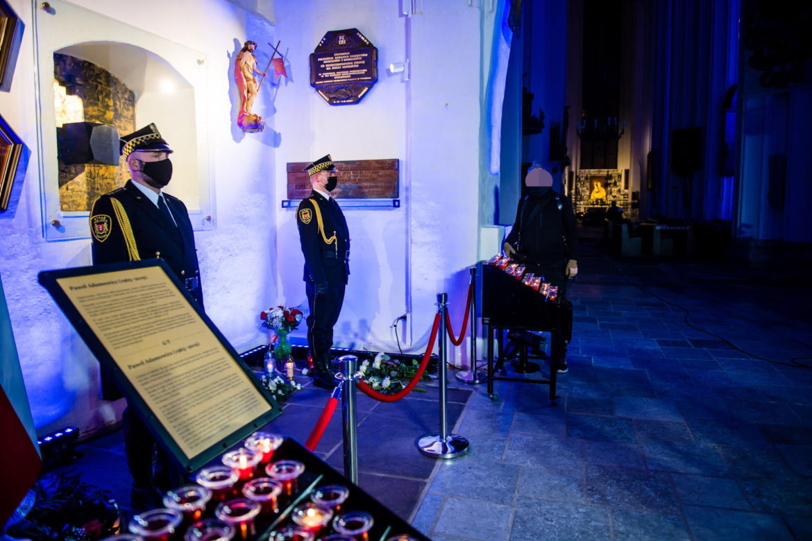 Skromny grób Pawła Adamowicza. Tak pochowano prezydenta Gdańska 