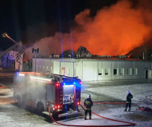 Gigantyczny pożar hali w Białej Rawskiej