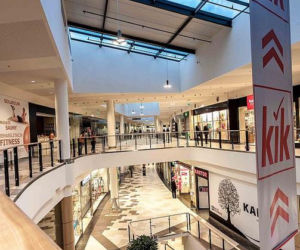 Widok na dwie kondygnacje handlowe i świetlik nowo otwartej Galerii Neptun w Starogardzie Gdańskim