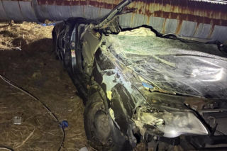 18-latek uciekał przed policją i uderzył w rury. 17-letnia pasażerka w ciężkim stanie