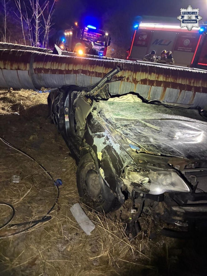 18-latek uciekał przed policją i uderzył w rury. 17-letnia pasażerka w ciężkim stanie