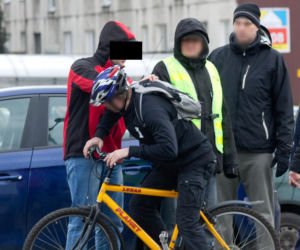 Wepchnęli Piotra pod autobus z zemsty. Tragedia w Pabianicach