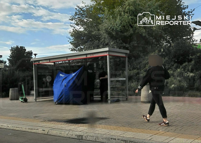 Nagła śmierć na przystanku. Starszy mężczyzna zasłabł i uderzył głową o ławke