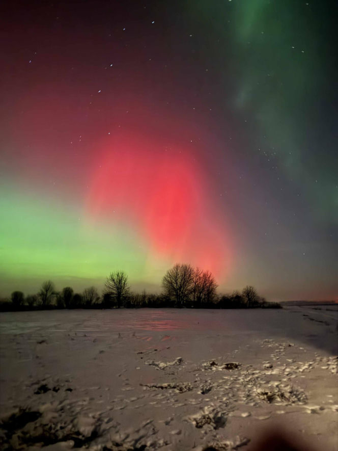 Niesamowite zjawisko nad Świętokrzyskim. Zorza polarna rozświetliła niebo!