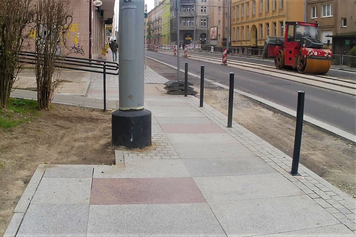 Słupy utrudniają życie pieszym na al. Wyzwolenia