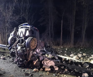 Tragiczny wypadek w powiecie rawickim. Auto uderzyło w murowany przystanek, 19-letni kierowca nie żyje