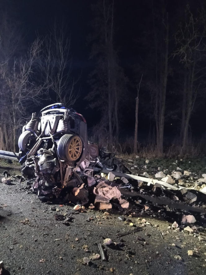 Tragiczny wypadek w powiecie rawickim. Auto uderzyło w murowany przystanek, 19-letni kierowca nie żyje