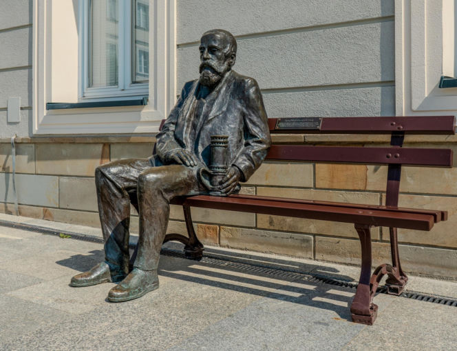 Zapłonęła w nim pierwsza na świecie uliczna lampa naftowa. To jedno z najpiękniejszych miast w Małopolsce