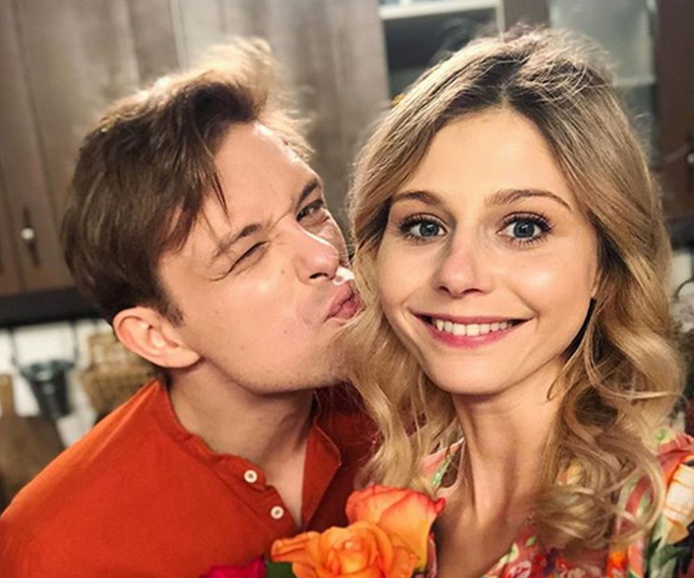 Barwy szczęścia po wakacjach 2019. Hubert (Marek Molak), Iwona (Izabela Zwierzyńska)