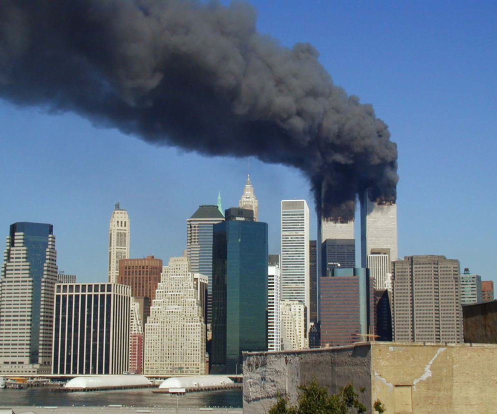 Płonące wieże World Trade Center z gęstym czarnym dymem nad Nowym Jorkiem. O rocznicy zamachów przeczytasz w Eska.