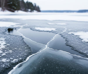 Lód na Zalewie Zemborzyckim. Co musisz wiedzieć o śmiertelnym zagrożeniu?