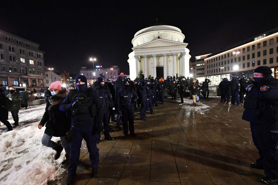 Trwa Strajk Kobiet 20.01.2021. Protest przeniósł się przed Sejm 