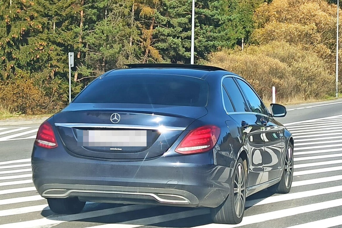 Strażnicy znaleźli mercedesa skradzionego 4 lata temu w Holandii. Komiczne tłumaczenia nowego właściciela