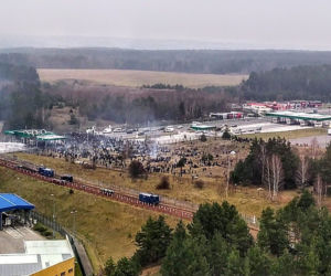 TRWA SZTURM na polską granicę. Migranci rzucają granatami hukowymi