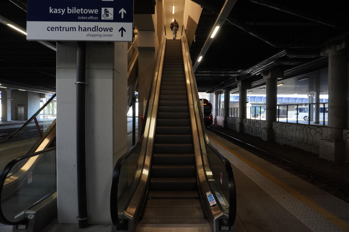 Niedziałające schody na dworcu w Poznaniu
