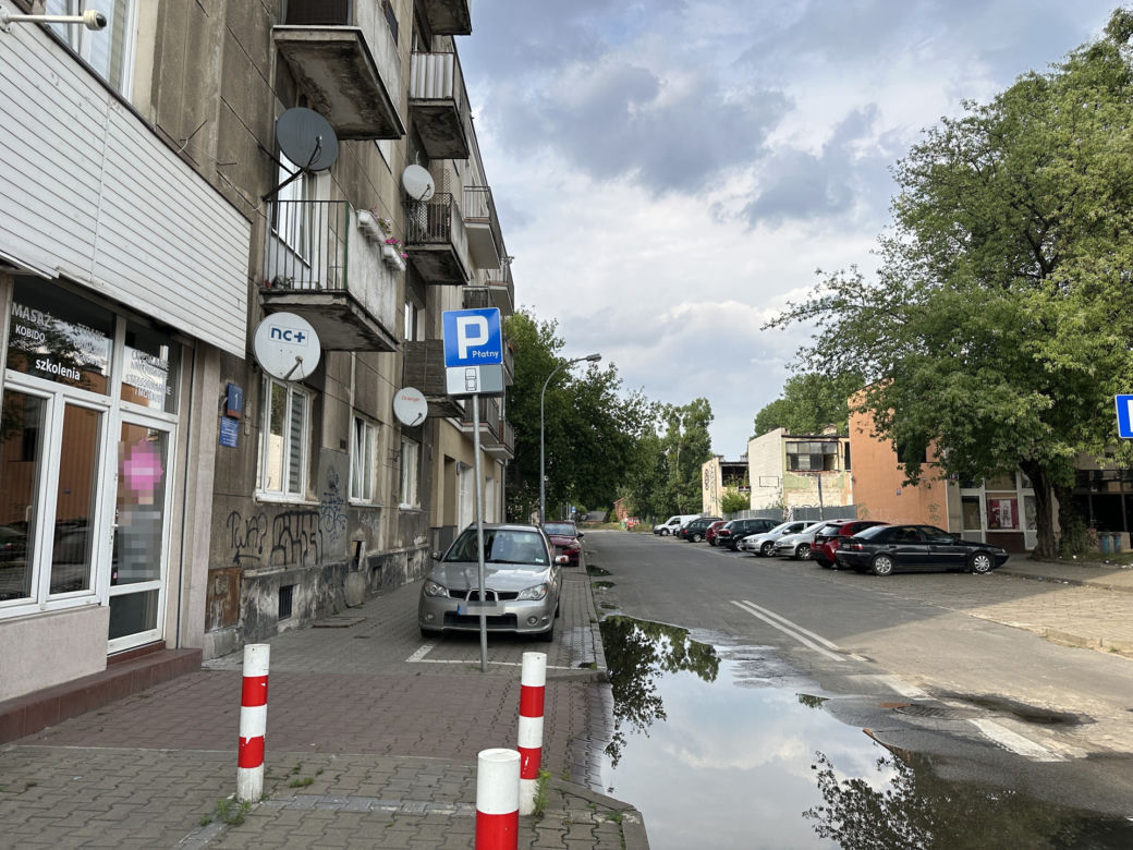 Atak nożownika w Warszawie. Szarpanina zakończona krwawą jatką. Jedna osoba nie żyje