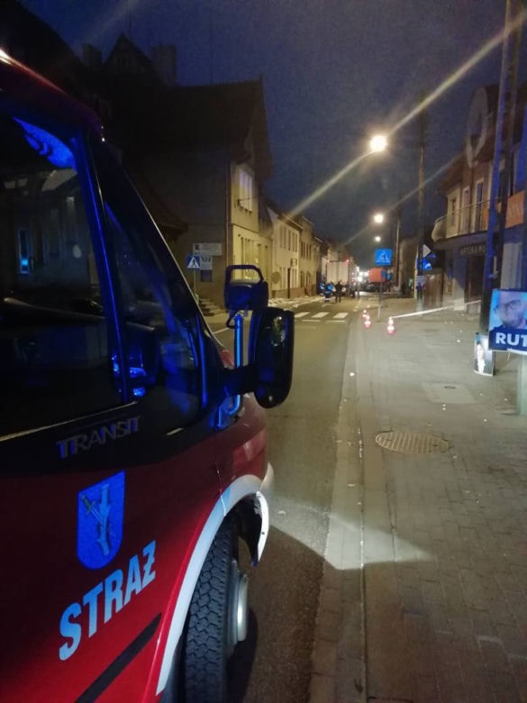 Ciężarówka wypadła z drogi i uderzyła w budynek