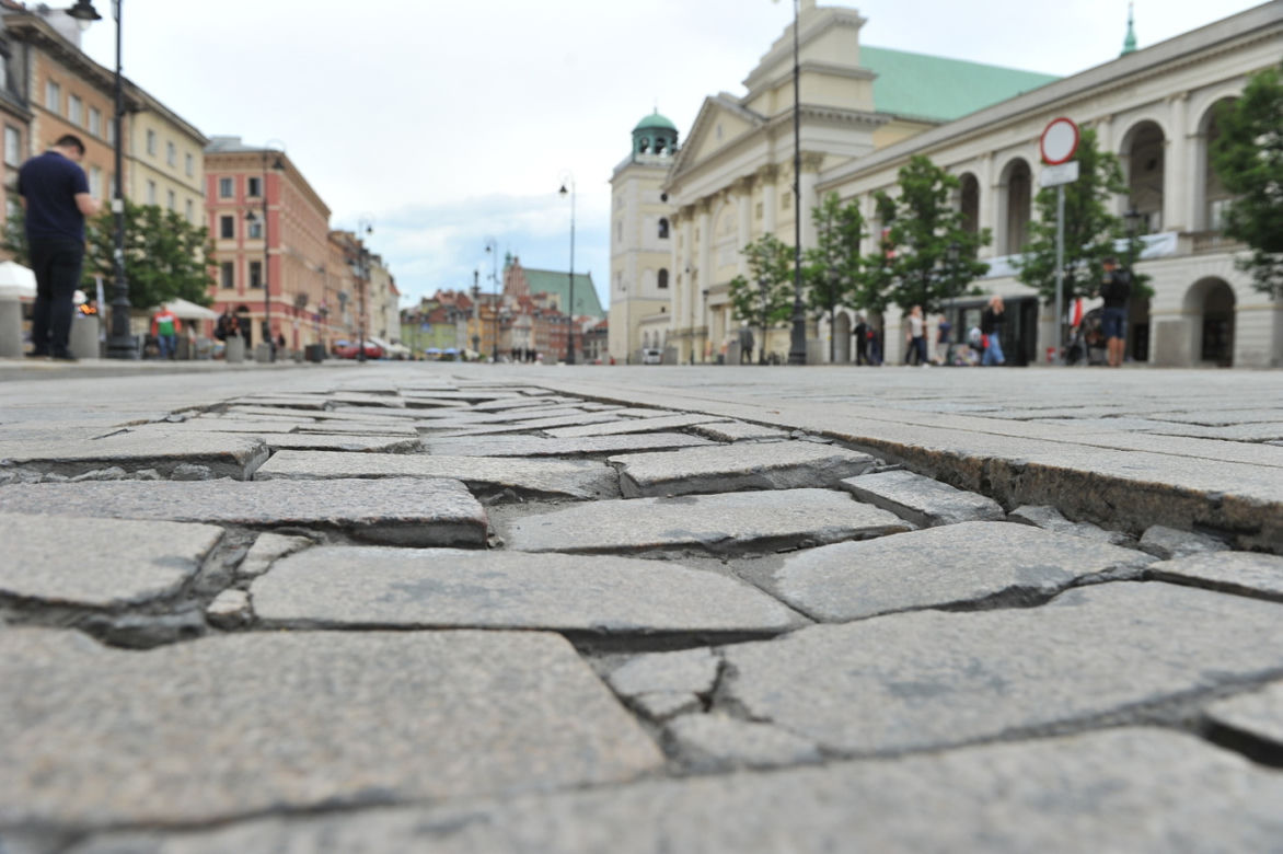 Kawałki Traktu Królewskiego można zabrać do domu. Reprezentatywne ulice stolicy są w opłakanym stanie!