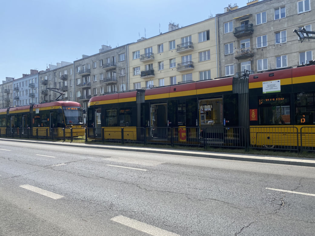 Wypadek na Grochowskiej w Warszawie. Auto zablokowało ruch tramwajowy
