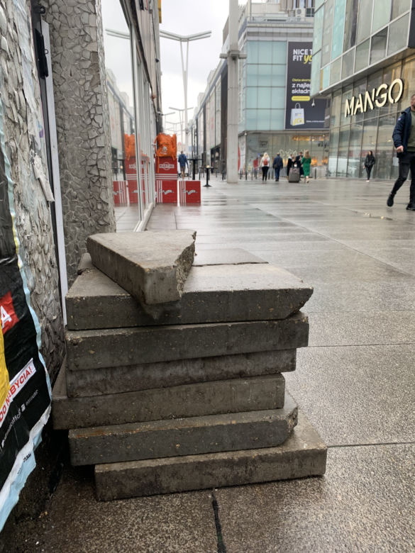 Warszawa przed Marszem Niepodległości 2022. Po ulicach wala się niezabezpieczona kostka brukowa