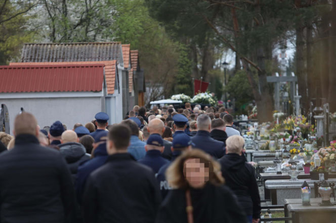 Porwali i skatowali Adriana z Ciechanowa. Bliscy żegnają 23-latka