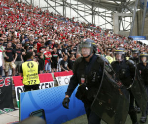 Zadyma kibiców na Euro 2016 podczas meczu Węgier z Islandią