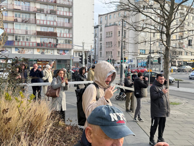 Lądowanie śmigłowca LPR w centrum Warszawy